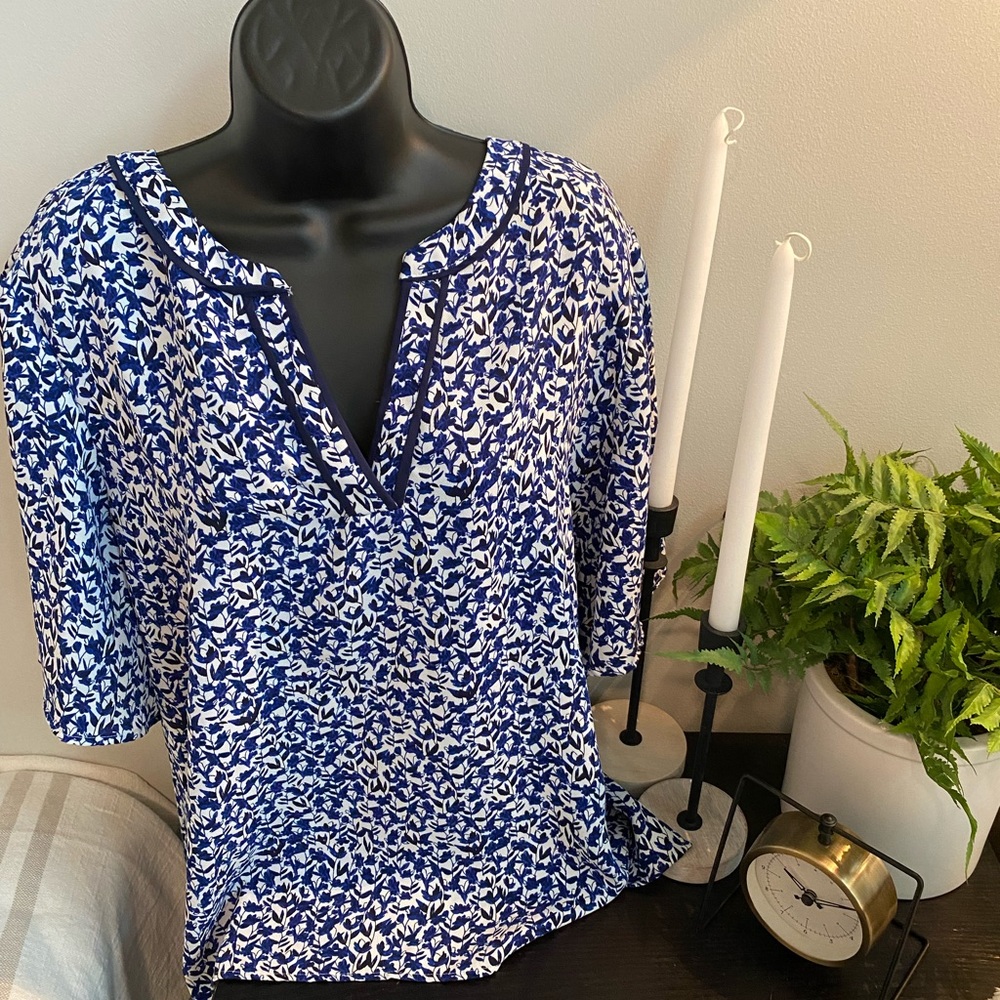 Gorgeous Ann Taylor blue and white blouse